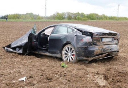 В Германии Tesla Model S попал в ДТП. Автомобиль восстановлению не подлежит. ФОТО