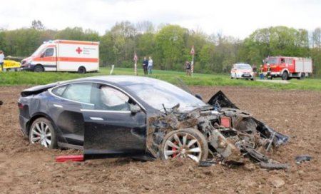 В Германии Tesla Model S попал в ДТП. Автомобиль восстановлению не подлежит. ФОТО