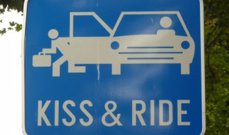 "Целуй и уезжай": в Польше появятся уникальные зоны парковки для поцелуев
