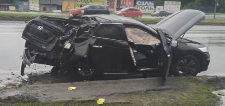 Водитель Антона Геращенко разбил в ДТП дорогой автомобиль. ВИДЕО