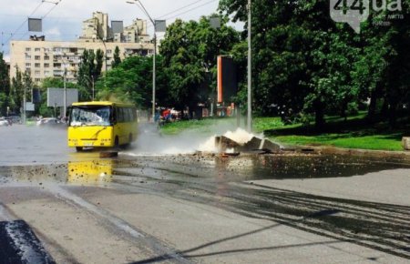 Последствия мощного прорыва трубопровода в Киеве. ФОТО. ВИДЕО