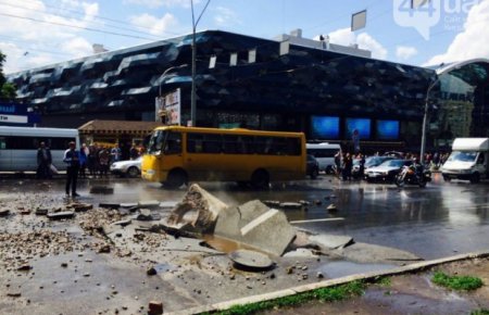 Последствия мощного прорыва трубопровода в Киеве. ФОТО. ВИДЕО