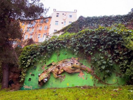 Португальский художник создает невероятно реалистичные граффити из мусора. ФОТО