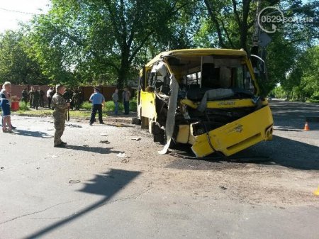 ДТП в Мариуполе: маршрутка столкнулась с военным автобусом