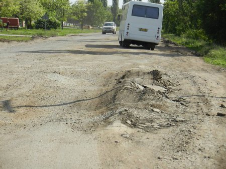 Министра инфраструктуры в Николаеве прокатили по одной из самых плохих дорог области