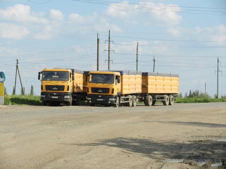 Министра инфраструктуры в Николаеве прокатили по одной из самых плохих дорог области