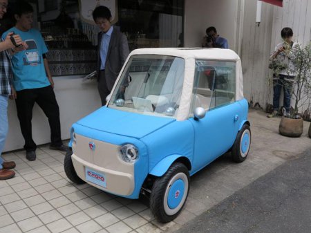 Японцы создали миниатюрный электромобиль, похожий на мягкую игрушку