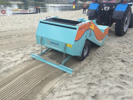 На киевские пляжи выйдет новая пескоуборочная машина. ФОТО