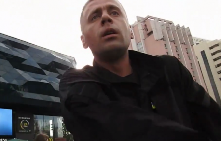 Охранник торгового центра в Киеве напал на журналиста из-за видеосъемки на "их территории". ВИДЕО