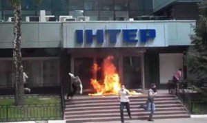 В Киеве неизвестные подожгли помещение телеканала "Интер". ВИДЕО