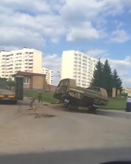 "Яке їхало, таке і здибало": Российские военные потеряли танк. ВИДЕО