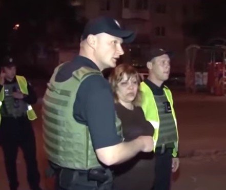 Полиция Луганщины задержала неадекватную сельскую "фею". ВИДЕО