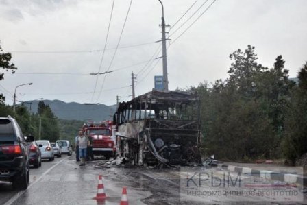 В Крыму дотла сгорел пассажирский автобус, который вез детей. ВИДЕО