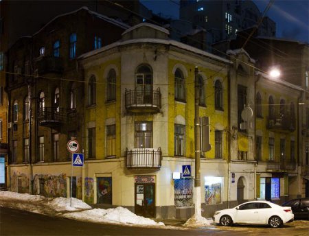 В Киеве под видом реконструкции уничтожают историческое здание. ФОТО
