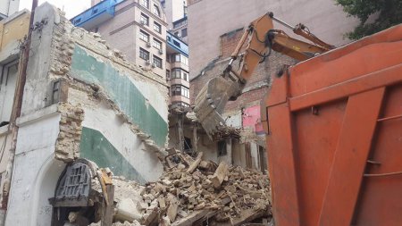 В Киеве под видом реконструкции уничтожают историческое здание. ФОТО