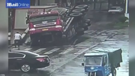В Китае пробоина на дороге разорвала грузовик. ВИДЕО