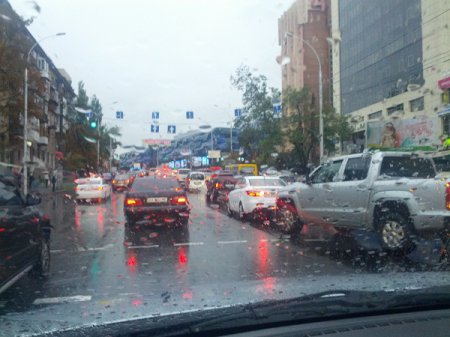 Непогода превратила Киев в сплошную автомобильную пробку. ВИДЕО