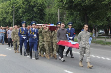 Скандал на похоронах винницкого бойца АТО: полиция остановила скорбную процессию ради велогонки