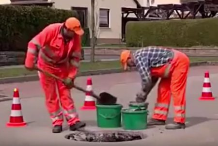 Немецкое качество: как в Германии ремонтируют просевшие на дороге люки. ВИДЕО