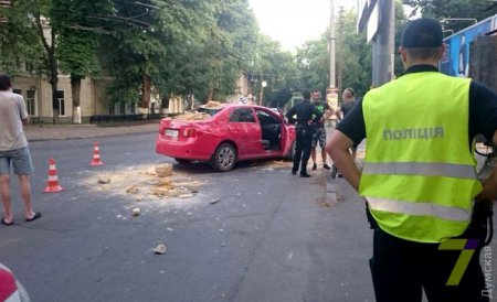 В Одессе нетрезвый водитель влетел в забор военного госпиталя. ФОТО