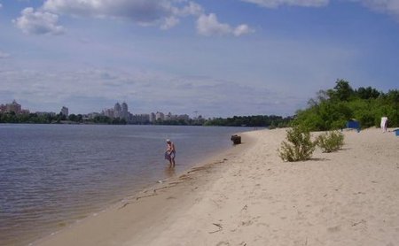 На одном из пляжей Киева запретили купание