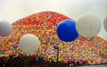 История: Запущенные в небо полтора миллиона воздушных шариков в США наделали много горя. ФОТО