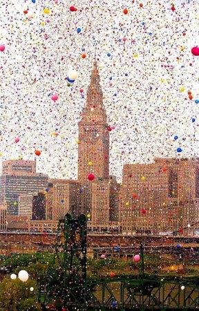 История: Запущенные в небо полтора миллиона воздушных шариков в США наделали много горя. ФОТО