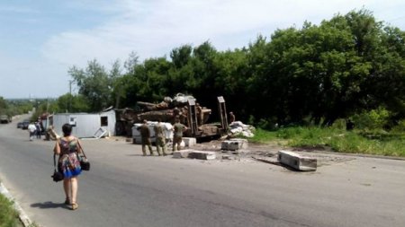 ДТП в зоне АТО: армейский тягач врезался в блокпост. ФОТО