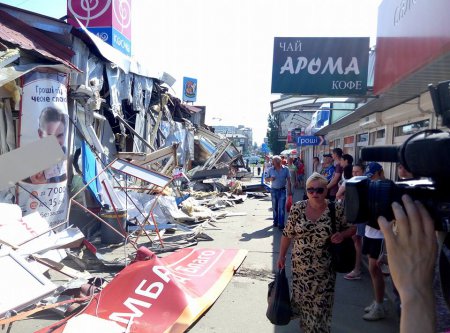 Киевляне возмущены: по странной случайности среди разгромленных МАФов "чудом" уцелел магазин "Рошен". ФОТО
