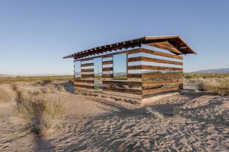 В пустыне Калифорнии появился дом, поражающий воображение