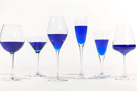 Испанские виноделы создали напиток ярко-синего цвета. ФОТО