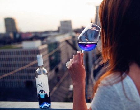 Испанские виноделы создали напиток ярко-синего цвета. ФОТО
