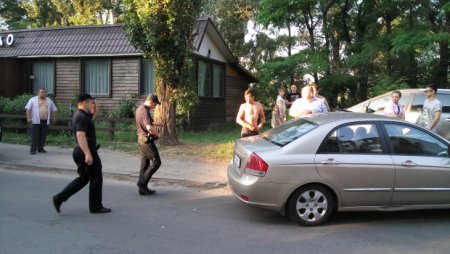 В Киеве пьяный водитель сбил маленького ребенка, от гнева свидетелей преступника спасала полиция. ФОТО