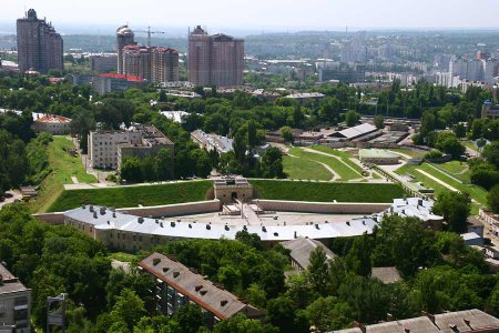 Чиновники в погонах превратили землю возле Киевской крепости в частную собственность