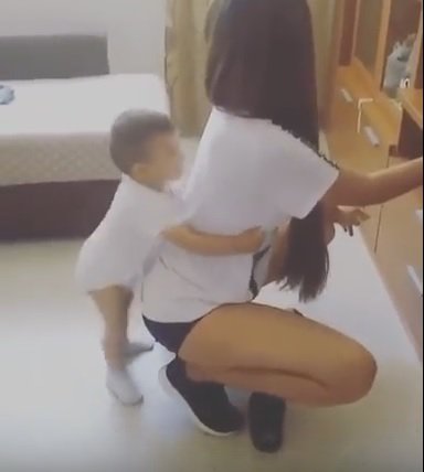 Бразильянку раскритиковали за откровенный танец с ребенком. ВИДЕО