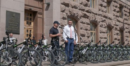 Виталий Кличко передал 100 велосипедов патрульной полиции Киева на 40 тыс. евро