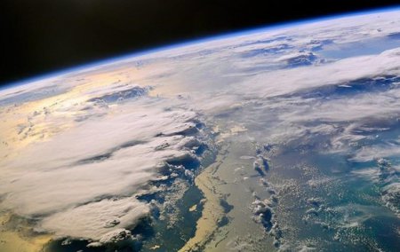 Экологи: Размеры озоновых дыр сократились