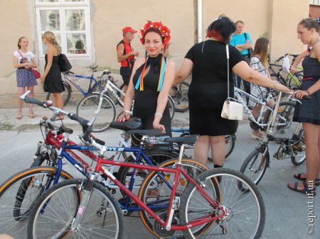 Франковские женщины приняли участие в велопараде. ФОТО