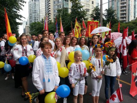 Ко Дню Канады украинцы оделись в вышиванки и прошлись по центру Ванкувера