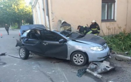 На Львовщине автомобиль врезался в здание женской консультации, есть погибшие