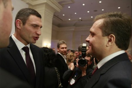 Левочкин реанимирует политический бренд "Кличко" и готовится к досрочным выборам