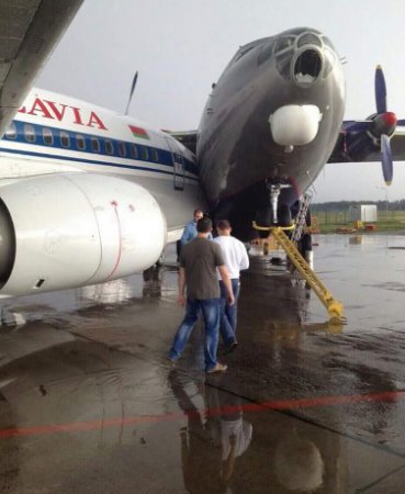 Из-за сильного ветра в Минске столкнулись самолеты. фото