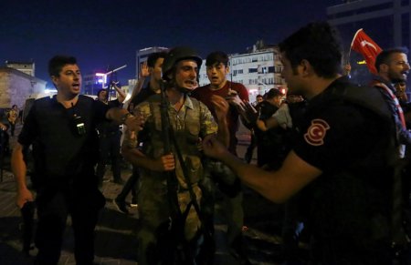 По меньшей мере 60 человек погибли в результате попытки военного переворота в Турции