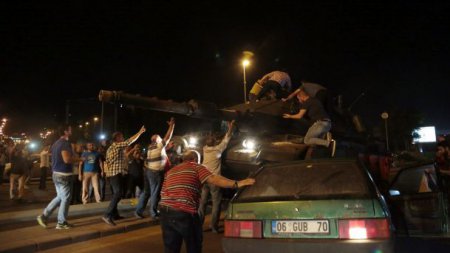 Переворот в Турции: Количество жертв выросло до 90 человек