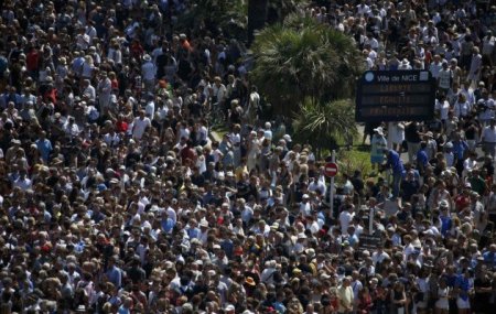 На набережной в Ницце тысячи людей почтили минутой молчания память жертв трагедии. ФОТО