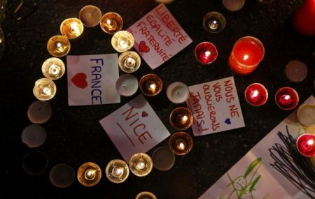 На набережной в Ницце тысячи людей почтили минутой молчания память жертв трагедии. ФОТО