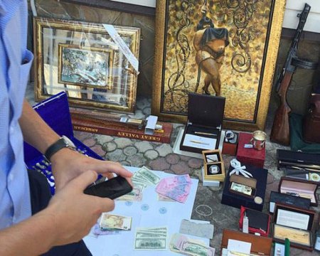 Дорогие коньяки, оружие, иконы и портрет в стиле Пшонки - прокуратура провела обыск у чиновника Харьковского горсовета. ФОТО