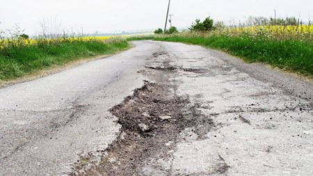 По подсчетам министра инфраструктуры в Украине разрушено 97% дорог
