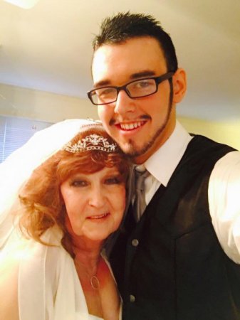 В США 17-летний юноша женился на 71-летней пенсионерке