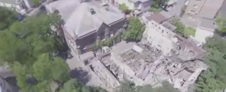 В Одессе рухнуло историческое здание, под завалами могут находиться люди